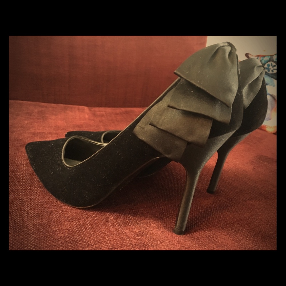 Black velvet Nina Pumps, size 8.5